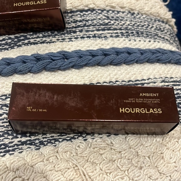 Brand new hourglass ambient foundation in shade 5.5 - Picture 6 of 6